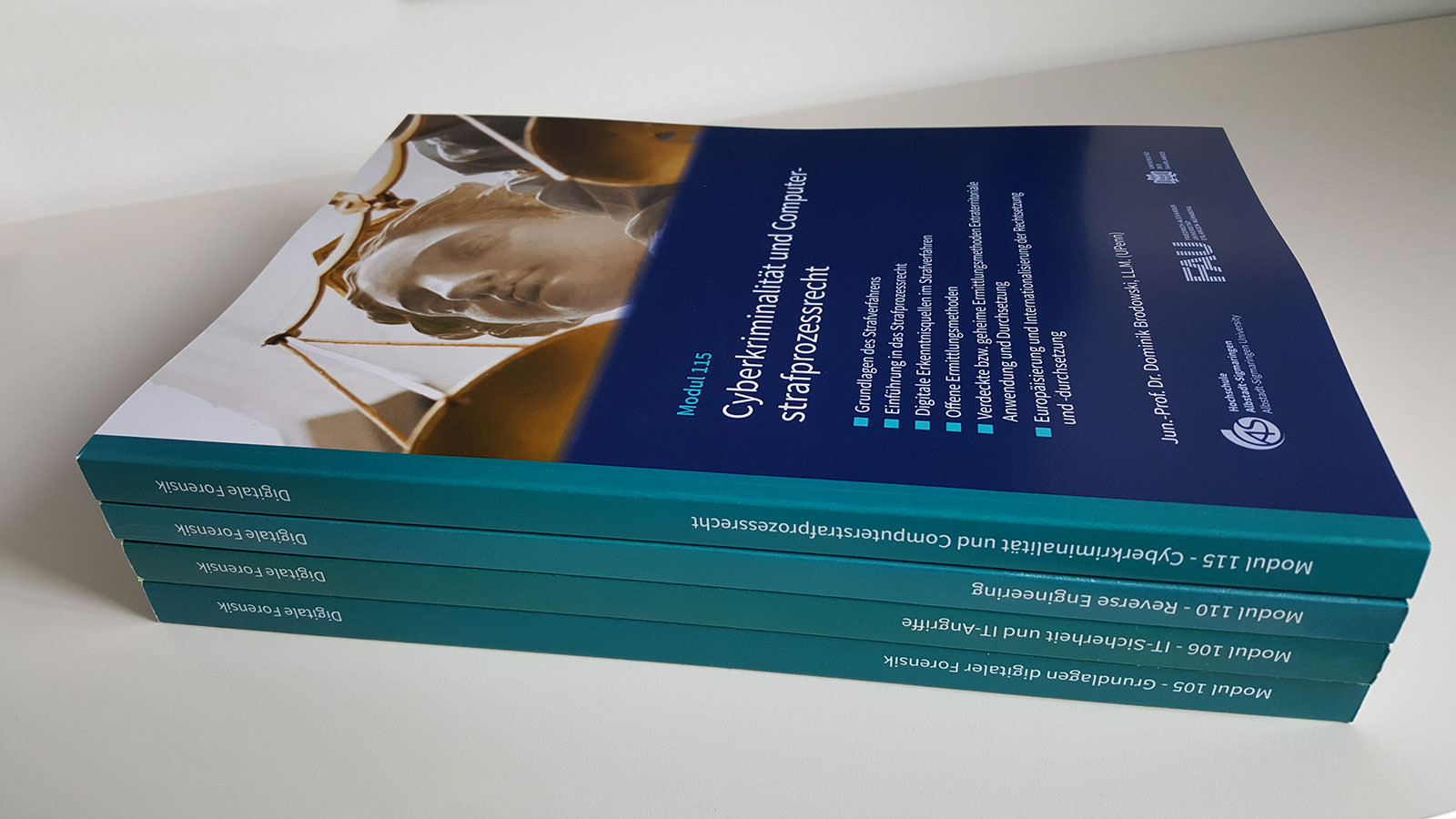 Foto eines Studienbriefes des Studiengang Digitale Forensik